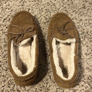 Ugg moccasins very very good condition